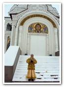 Клиентка целительницы на фоне храма